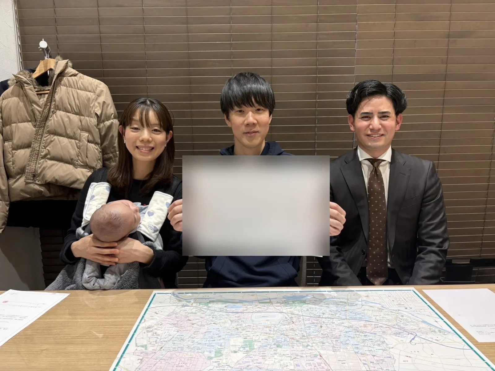 ご契約の際に撮影したY.M様ご家族と担当者