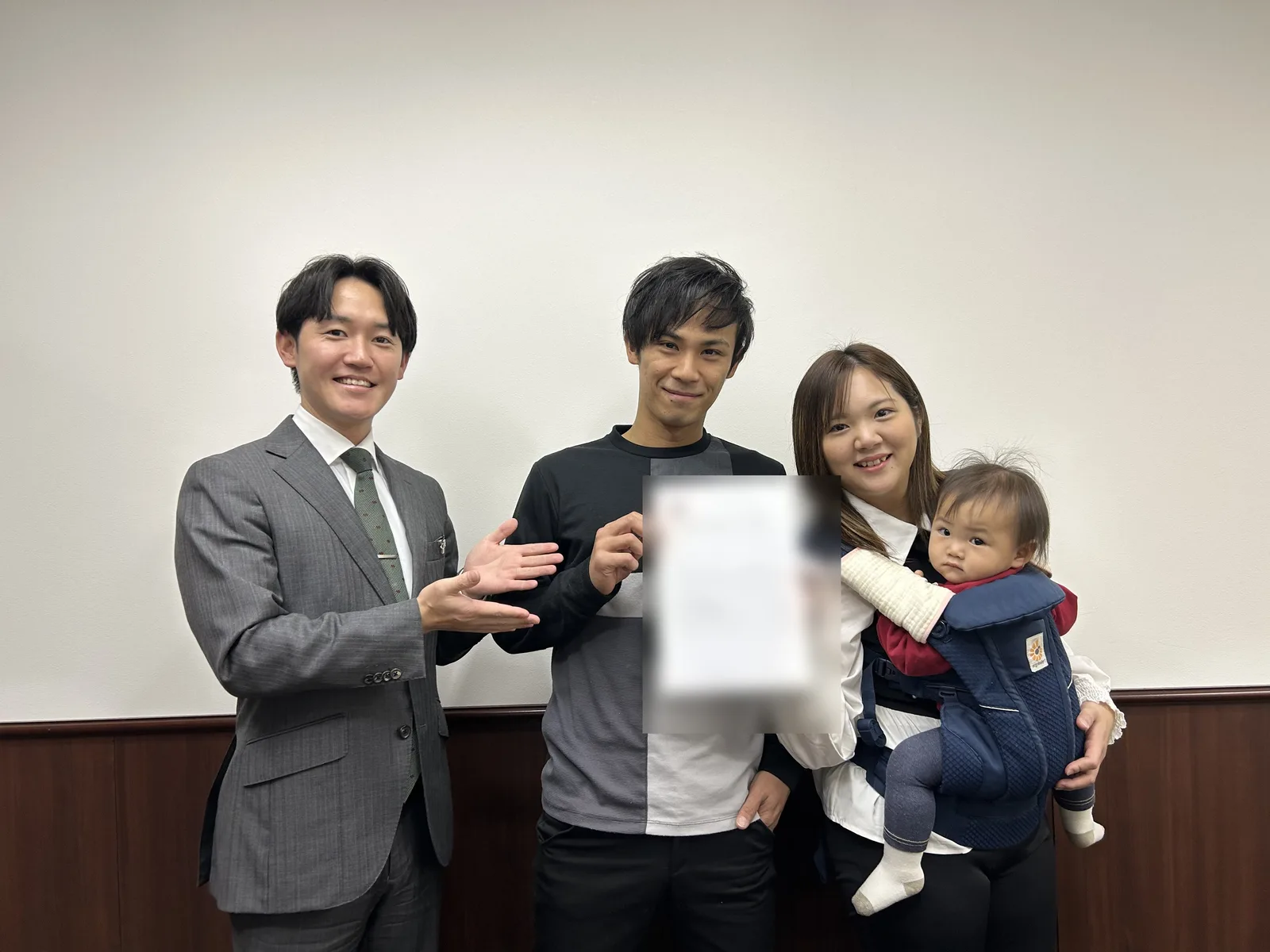 ご契約の際に撮影したR.T様ご家族と担当者