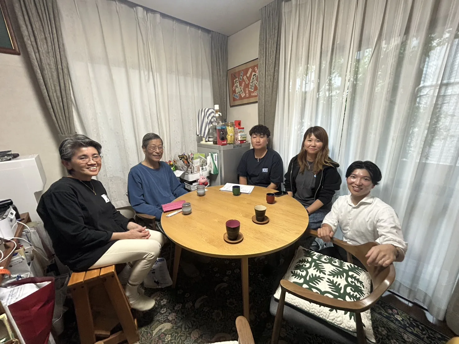 ご実家で打ち合わせをするT.I様ご家族と担当者